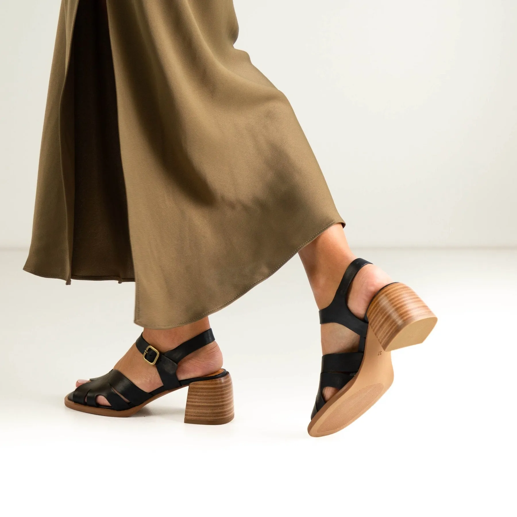 ISA LEATHER LOW HEEL SANDALS