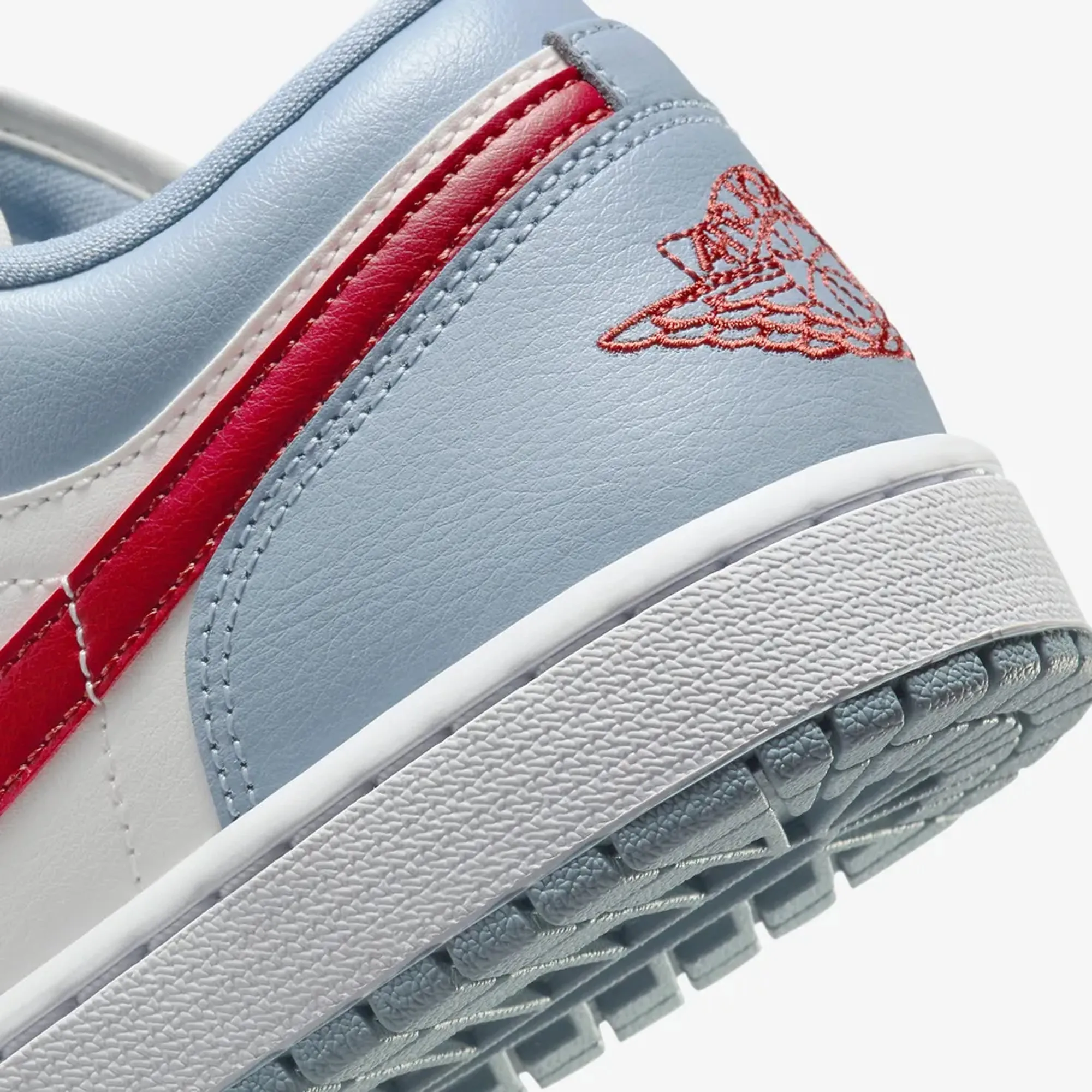 Jordan | WMN'S AIR JORDAN 1 LOW  { SAIL/DUNE RED-BLUE GREY-WHITE