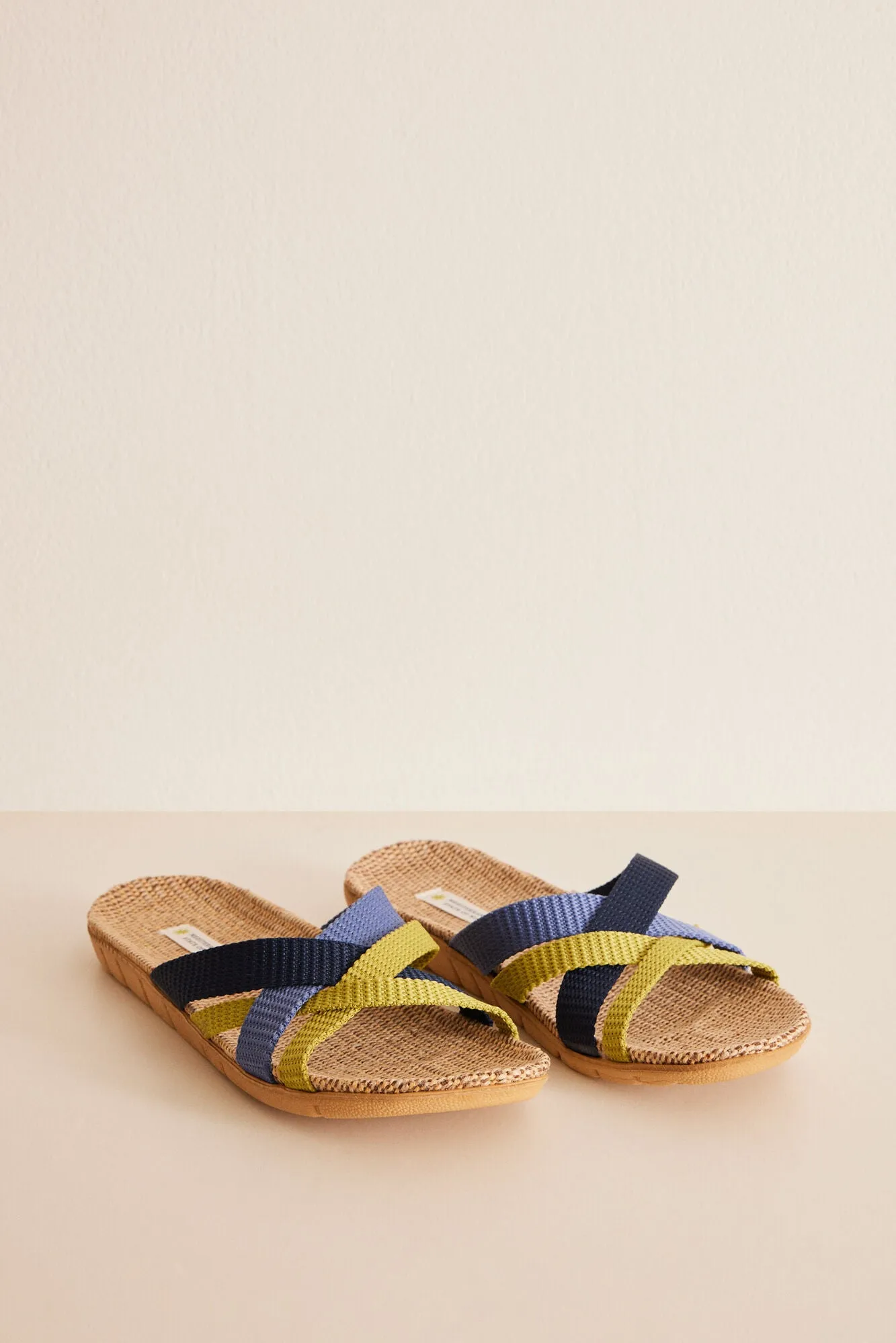 Open raffia sandal with intertwined straps