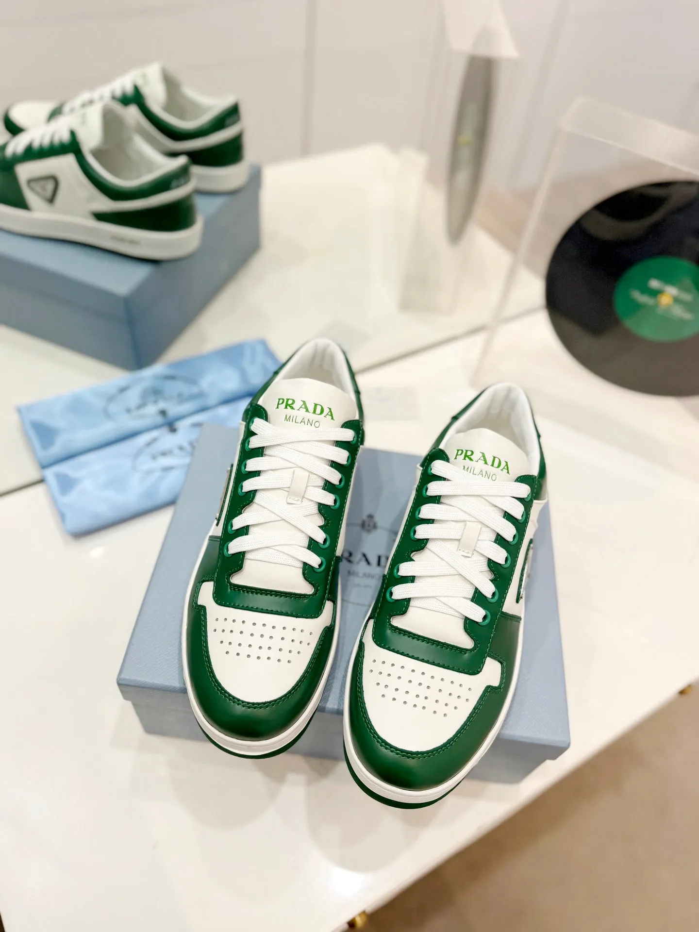 PRA DOWNTOWN PERFORATED SNEAKERS WHITE AND GREEN CALFSKIN