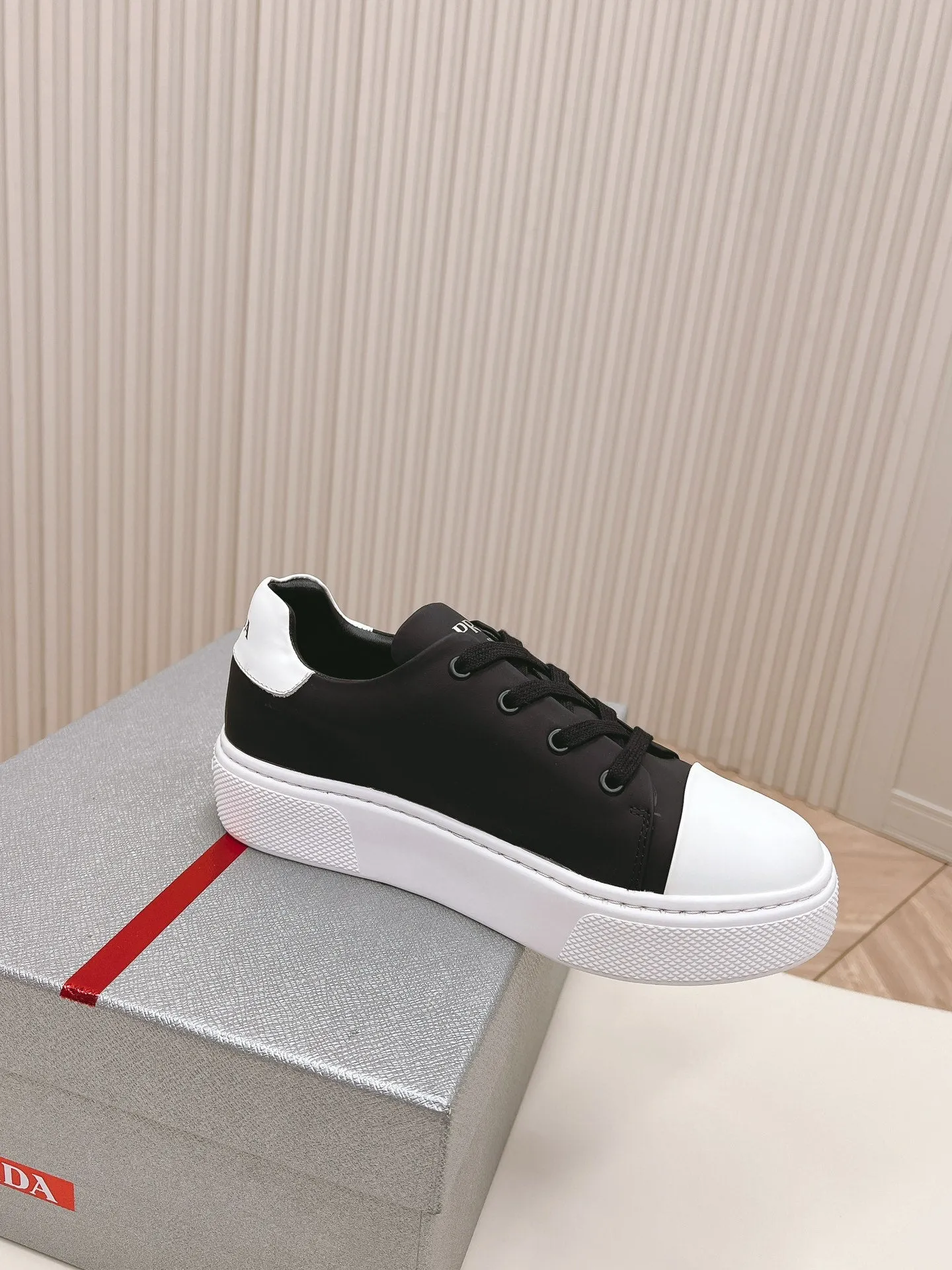 PRA LOGO OUTLET BASIC SNEAKERS BLACK AND WHITE TOE CALFSKIN