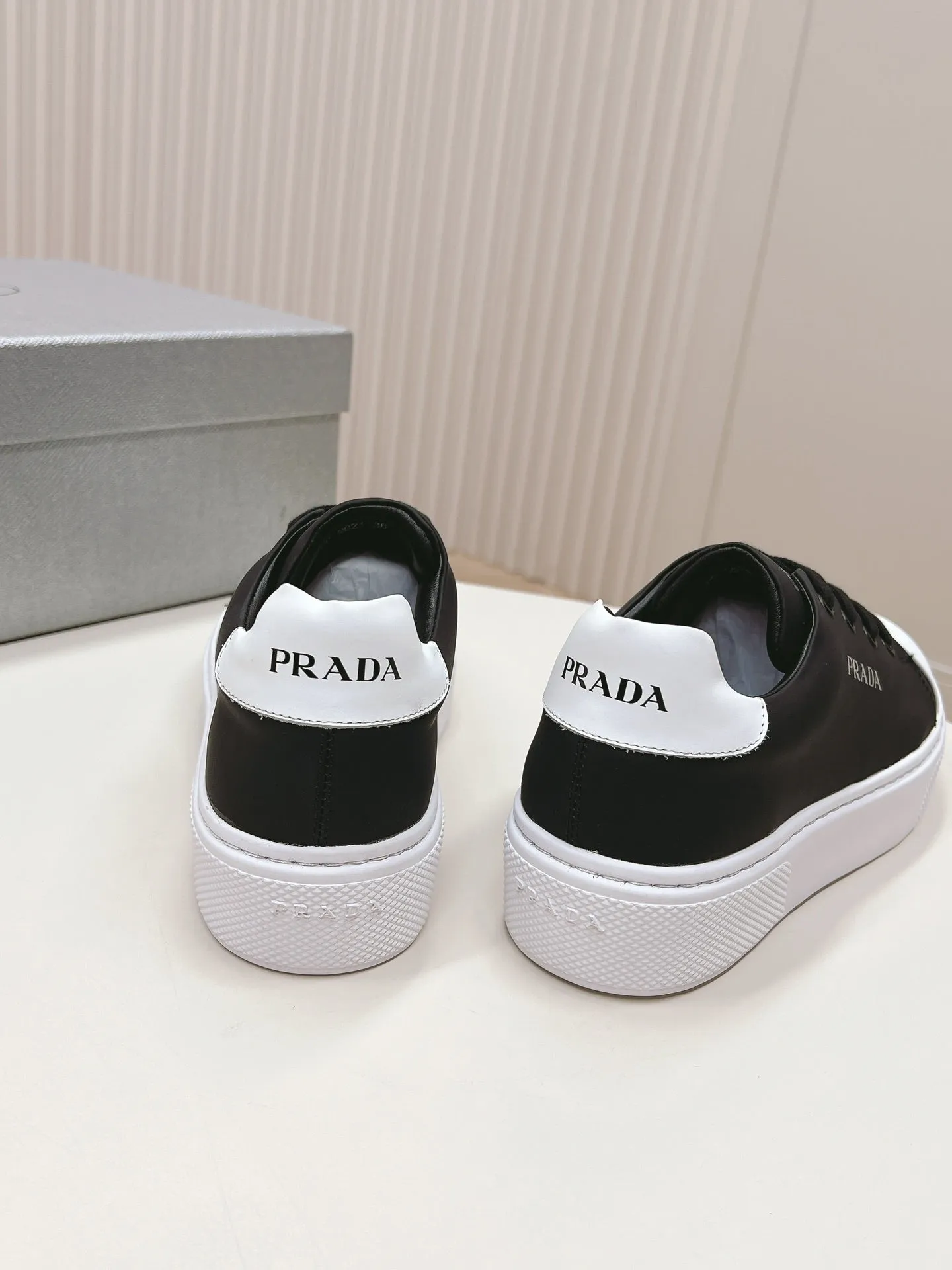 PRA LOGO OUTLET BASIC SNEAKERS BLACK AND WHITE TOE CALFSKIN