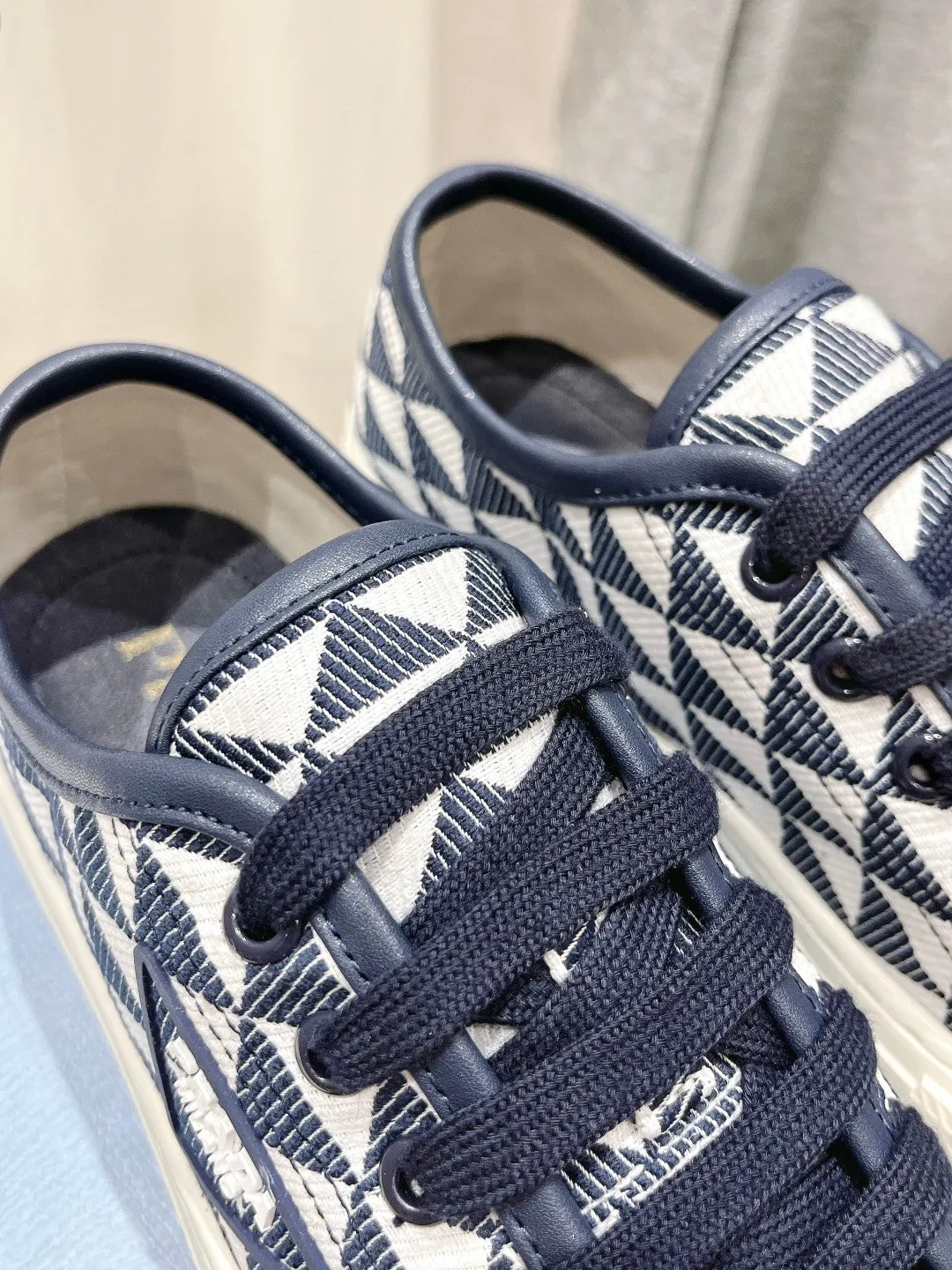 PRA PRINTED COTTON SNEAKERS WHITE AND BLACK TRIANGLE CANVAS