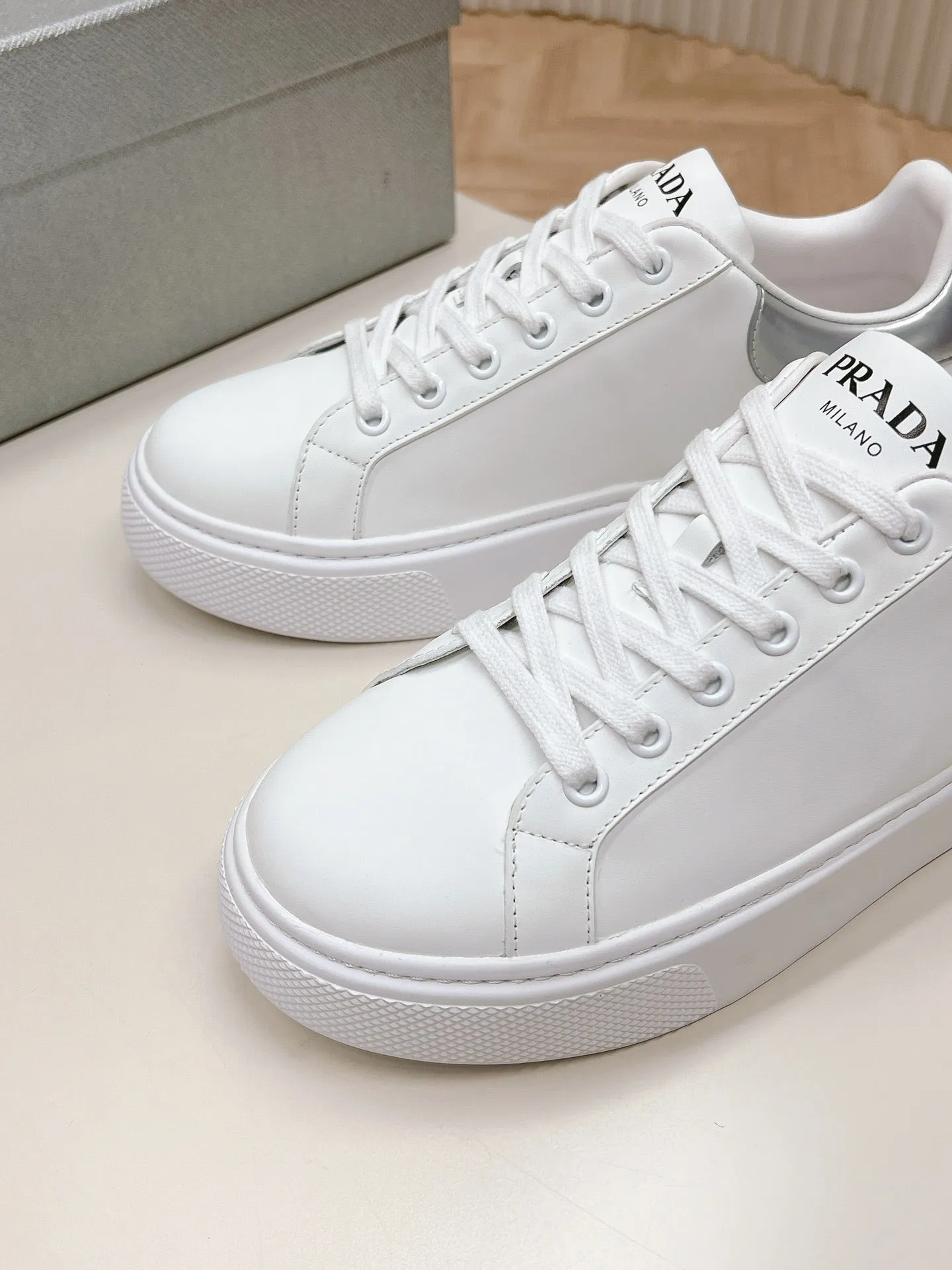 PRA RETRO SNEAKERS WHITE AND GRAY CALFSKIN